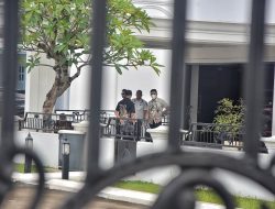 Geledah Rumah Pribadi Bupati Bekasi Nonaktif Ade Kuswara Kunang dan Kantor Abah Kunang, KPK Amankan Mobil Mewah hingga Dokumen Penting