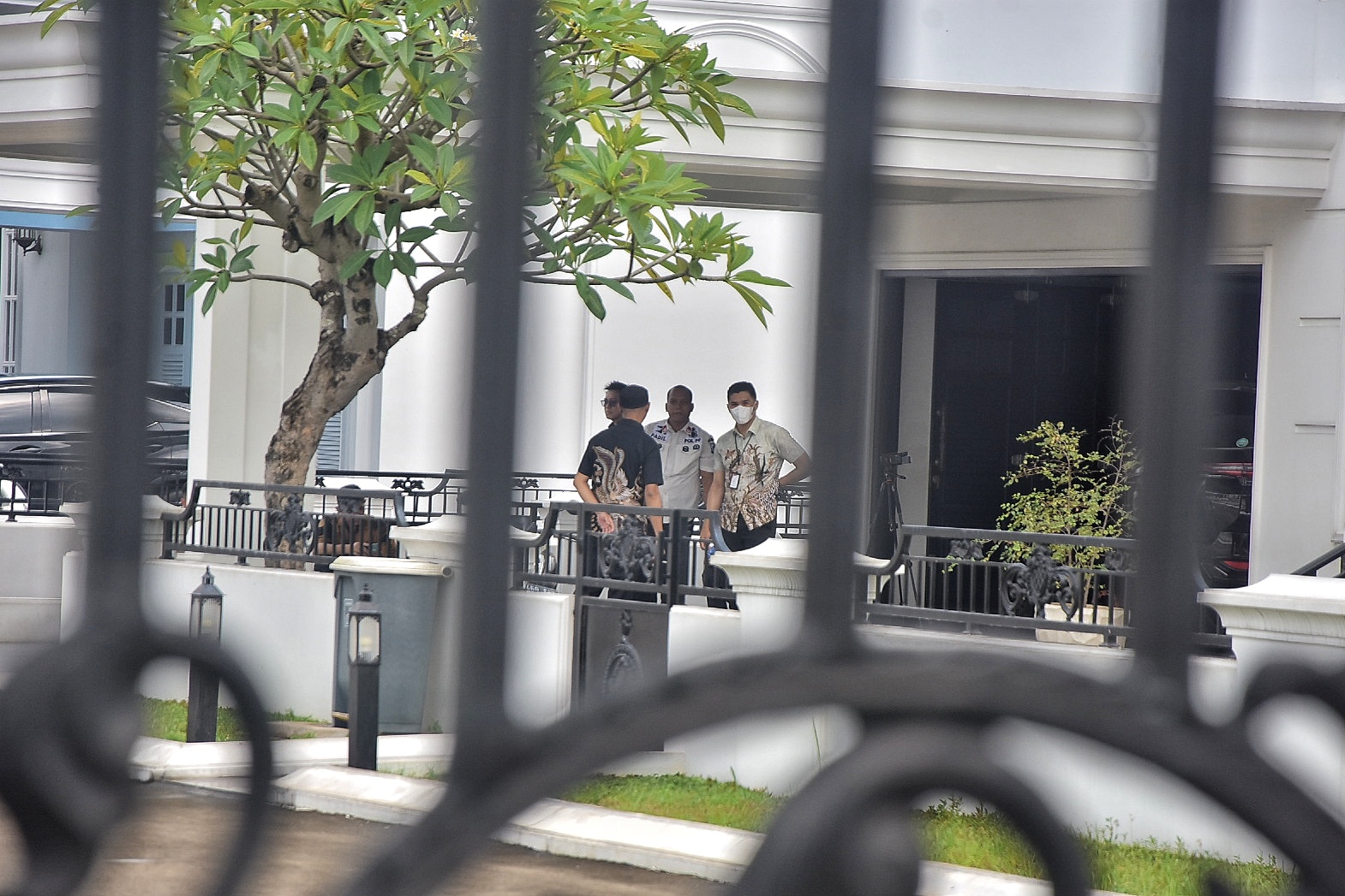 Geledah Rumah Pribadi Bupati Bekasi Nonaktif Ade Kuswara Kunang dan Kantor Abah Kunang, KPK Amankan Mobil Mewah hingga Dokumen Penting