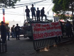 Massa “Usir” Lurah Teluk Pucung Ismail