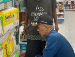 Cerita Humanis Petugas Disdamkarmat Kota Bekasi Evakuasi ODGJ ke RSUD, Turuti Permintaan Sendal Jepit dan Naik Mobil Pemadam