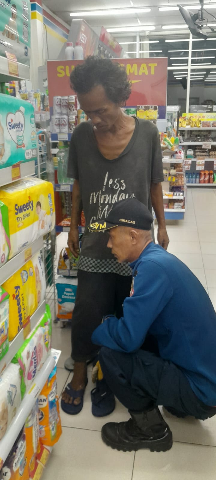 Cerita Humanis Petugas Disdamkarmat Kota Bekasi Evakuasi ODGJ ke RSUD, Turuti Permintaan Sendal Jepit dan Naik Mobil Pemadam