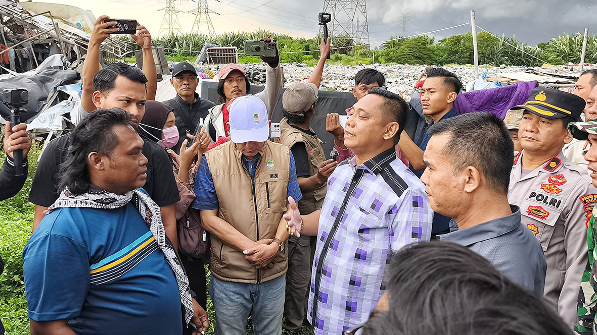 TPS Liar di Kebalen Diduga Dibekingi Ormas, Plt Bupati Bekasi: Sanksi Setelah Rapat