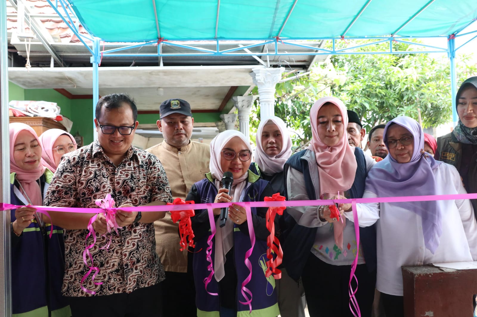 Ketua PKK Kota Bekasi Resmikan Dua Unit Rutilahu di Bekasi Timur  