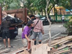 Aparatur dan Warga Kompak Bersihkan Lingkungan Kantor Kelurahan Teluk Pucung
