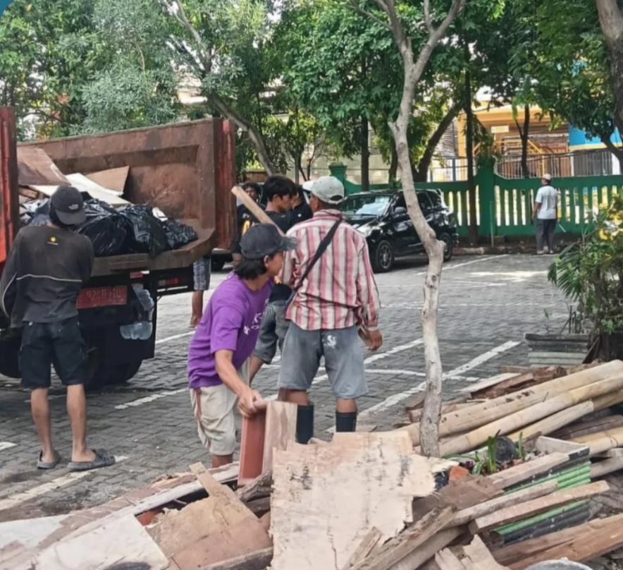 Aparatur dan Warga Kompak Bersihkan Lingkungan Kantor Kelurahan Teluk Pucung