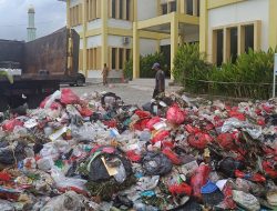 Buntut TPS Liar Ditutup, Halaman Kantor Kelurahan Kebalen Jadi Lokasi ‘TPS Darurat’