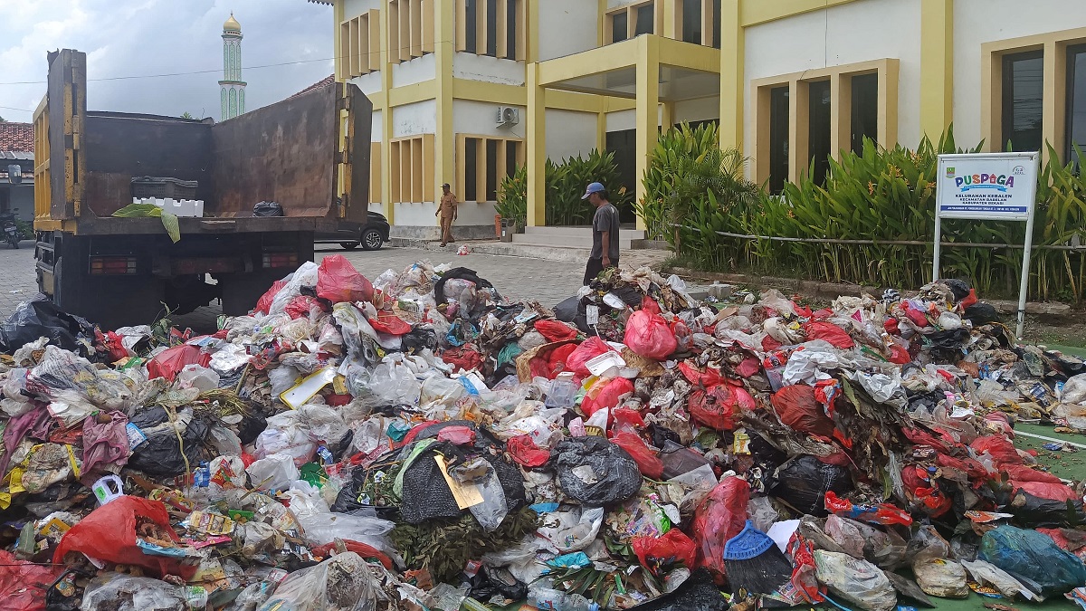 Buntut TPS Liar Ditutup, Halaman Kantor Kelurahan Kebalen Jadi Lokasi ‘TPS Darurat’