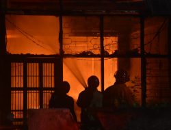 Rumah Dua Lantai Tak Berpenghuni di Jakapermai Terbakar, Mobil Ikut Hangus