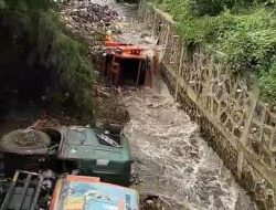 Gunungan Sampah TPST Bantargebang Longsor Lagi, Tiga Truk Milik Pemprov Jakarta Terjun ke Parit