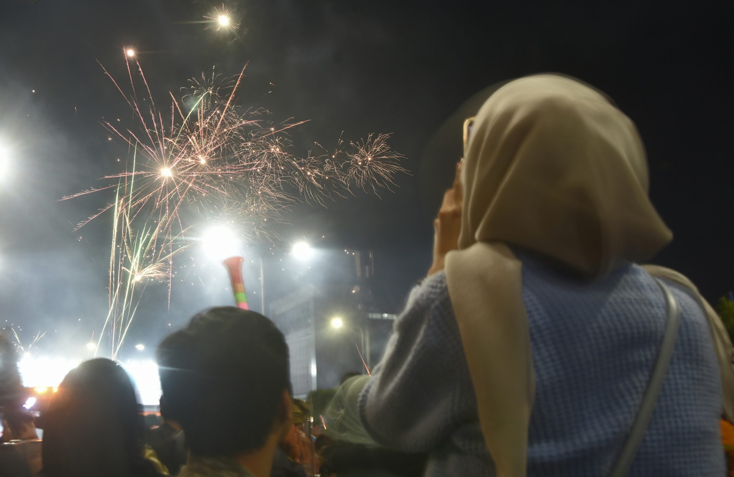 Ribuan Warga Padati Plaza Patriot Candrabhaga Sambut Tahun Baru 2026