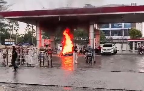 Motor Terbakar di SPBU Cikarang, Pengendara Kabur