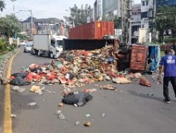 Truk Sampah DLH Kota Bekasi Terguling di Simpang Pekayon, Ini Penyebabnya