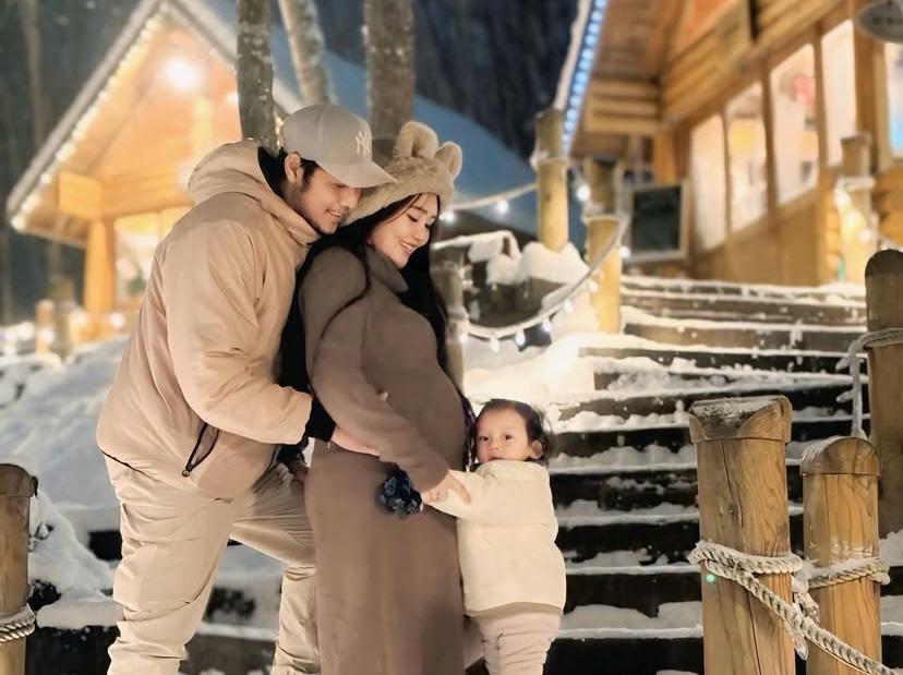 Pegang Perut di Tengah Salju Jepang, Via Vallen Umumkan Hamil Anak Kedua