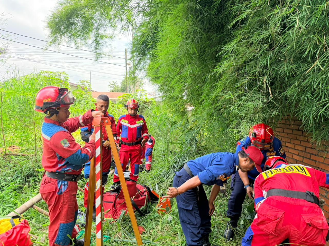 Petugas Disdamkarmat Kota Bekasi Selamatkan Dua Kambing Terperosok Sumur Tua Sedalam 20 Meter