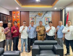 Warga Perumahan Telaga Harapan Serahkan Surat Penolakan Pembangunan Underpass ke Plt Bupati Bekasi