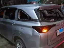 Lawan Arus dan Tabrak Motor di Kalimalang, Mobil Ini Diamuk Massa
