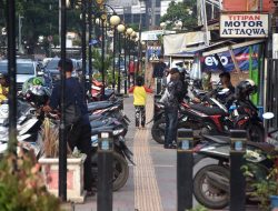 Parkir Liar Kuasai Lagi Trotoar Sekitar Stasiun Bekasi