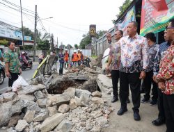 Wali Kota Bekasi Sidak Jalan Ambles di Cikunir, Perbaikan Dikebut demi Keselamatan