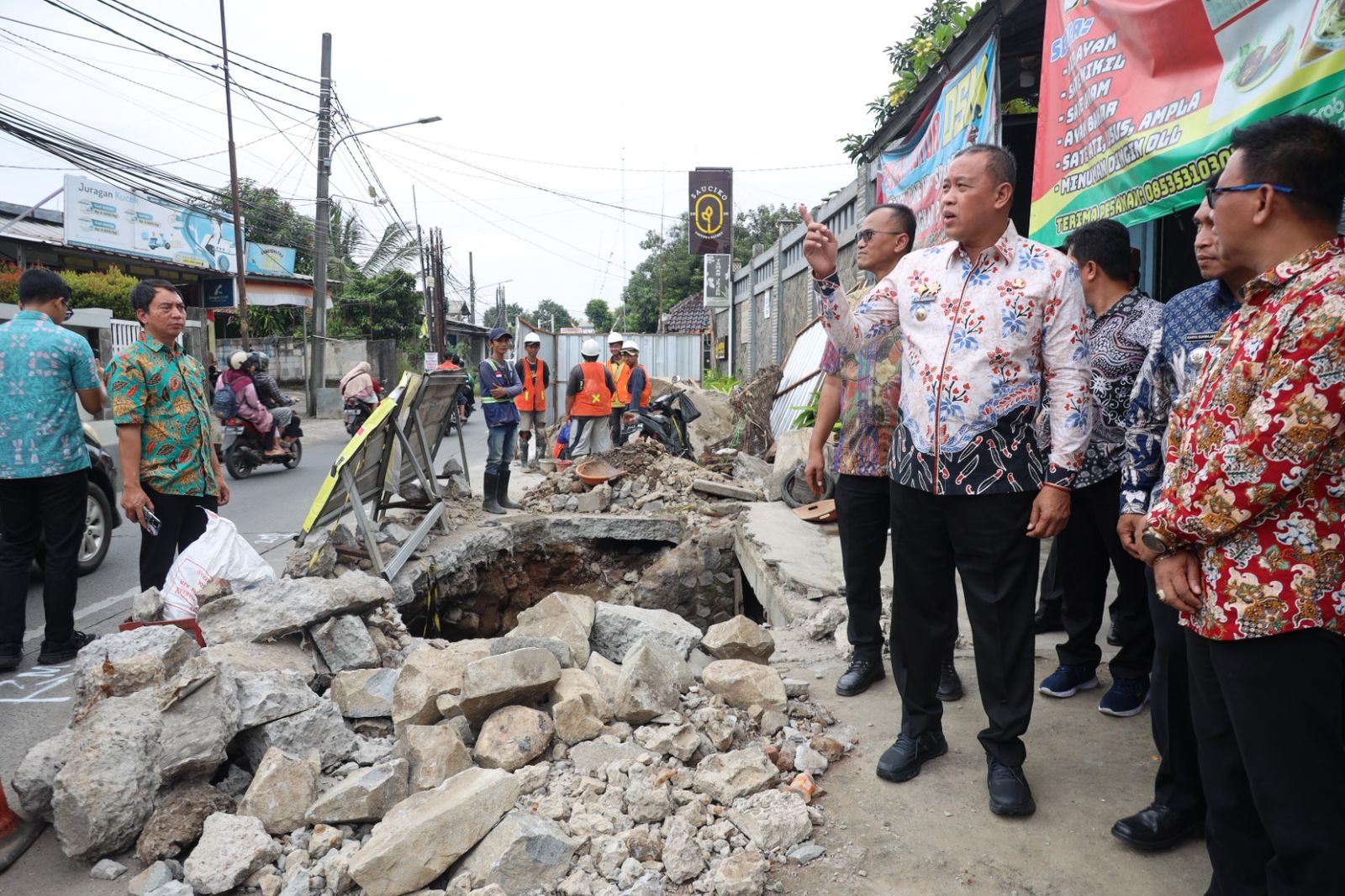 Wali Kota Bekasi Sidak Jalan Ambles di Cikunir, Perbaikan Dikebut demi Keselamatan