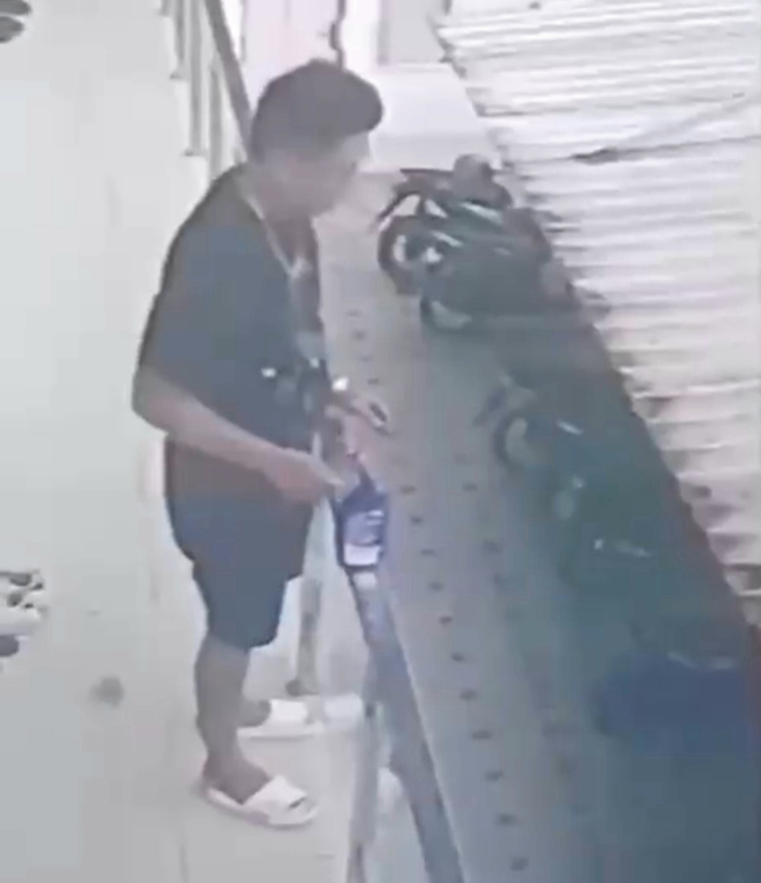 Pria Misterius Terekam CCTV Masuk Kamar Kos Tempat Terapis Spa Tewas di Bekasi Selatan