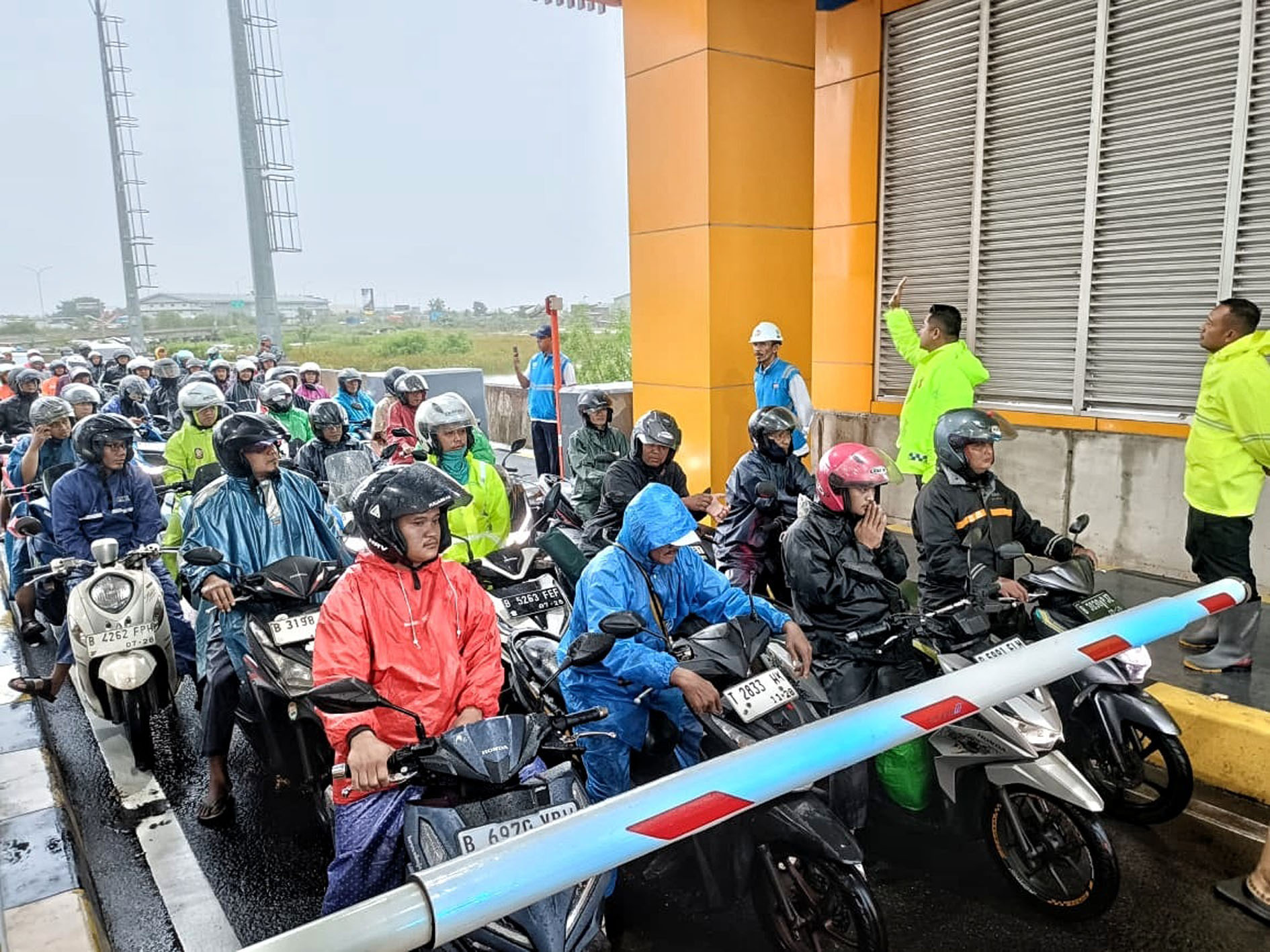 Banjir Rendam Jalan Arteri, Ratusan Motor Masuk Tol Tarumajaya