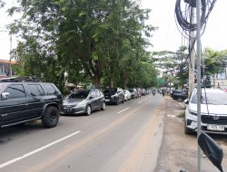 Parkir Liar Ganggu Jalan Satu Arah Pintu Air, Petugas Bertindak