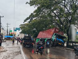 Sopir Ngantuk, Truk Kontainer Nyaris Tercebur ke Sungai Kalimalang