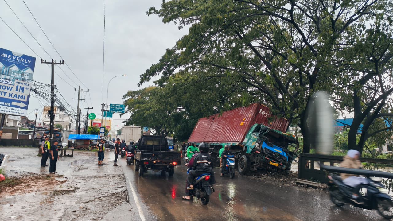 Sopir Ngantuk, Truk Kontainer Nyaris Tercebur ke Sungai Kalimalang
