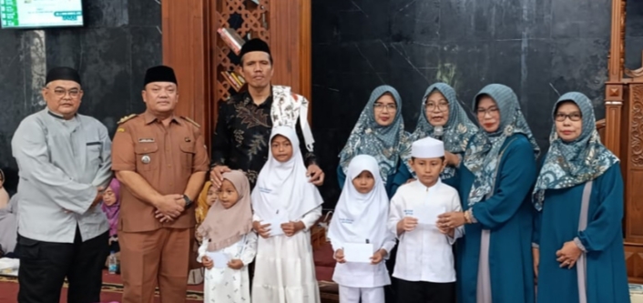Puluhan Anak Yatim Terima Santunan di Penutupan Pengajian PKK Mustikajaya