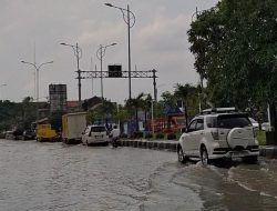 Banjir Rendam Jalan Pantura di Cibitung