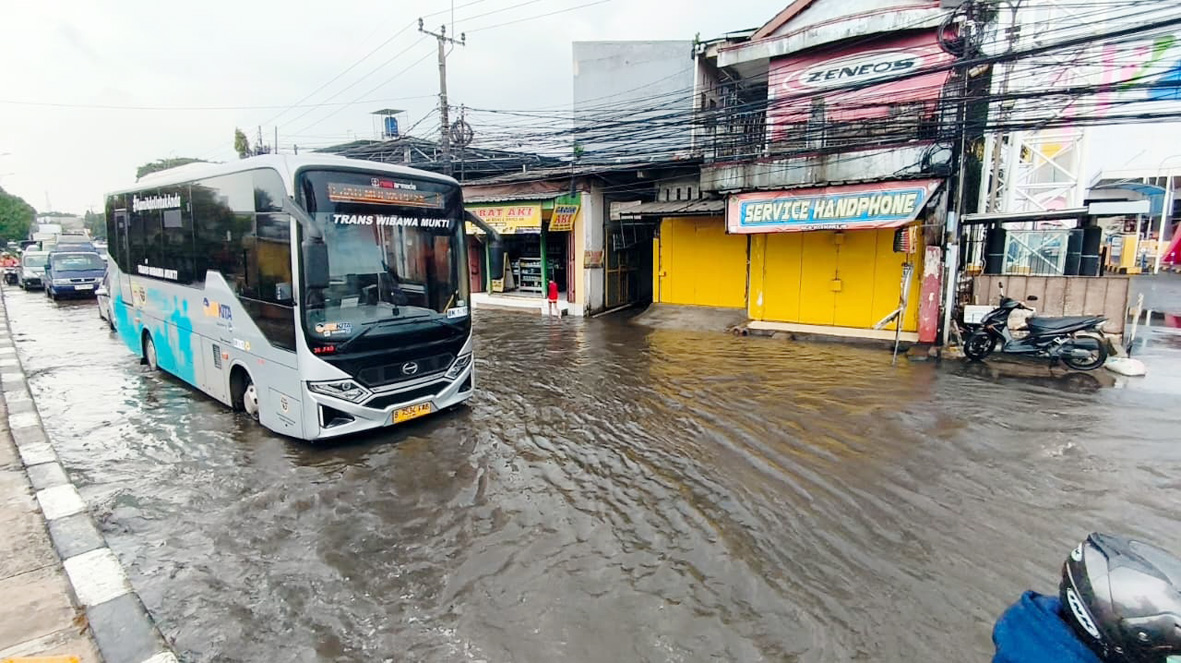 Sempat Terhenti Akibat Banjir Jalan Panturan, Operasional BisKita Trans Wibawamukti Normal Kembali