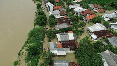 Ratusan Kepala Keluarga Terdampak Banjir Imbas Tanggul Sungai Citarum di Muaragembong Bekasi Jebol