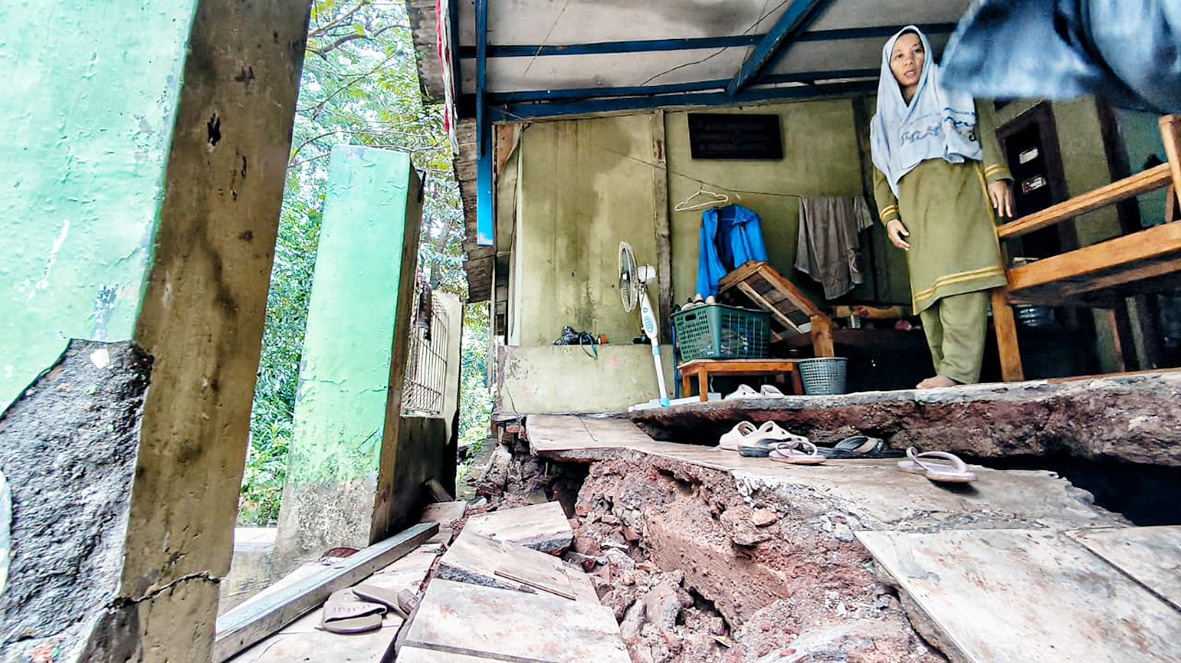 Hujan Picu Pergerakan Tanah, Lantai Rumah Warga Cikarang Selatan Ambles 70 Cm