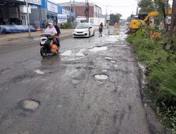 Jalan Nonon Sonthanie Bekasi Timur Kian Rusak, Lubang Menganga Tertutup Genangan