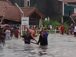 Viral Video Remaja “Saling Serang” Pakai Bambu saat Banjir di Tambun, Warga: Hanya Main Cipratan Air