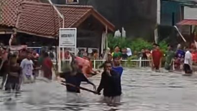 Viral Video Remaja “Saling Serang” Pakai Bambu saat Banjir di Tambun, Warga: Hanya Main Cipratan Air