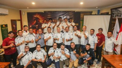 Pengurus dan anggota Mercedes-Benz W211 Club Indonesia (MBW211CI) Bekasi Chapter foto bersama saat Musda ke-III. FOTO: ISTIMEWA