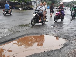 Hujan Halangi Perbaikan Jalan di Kota Bekasi