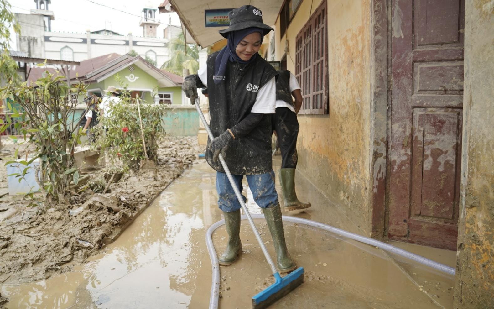 Dukung Pemulihan Pascabencana, Relawan BRI Peduli Terjun Langsung “Bersih-bersih Sekolah” di Aceh Tamiang