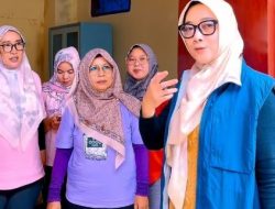 Camat Bekasi Timur Instruksikan Jajaran Bantu Warga Bersihkan Sisa Lumpur Pascabanjir