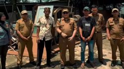 Petugas Kelurahan Pengasinan Tindak Warga Bakar Sampah