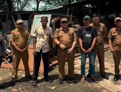 Petugas Kelurahan Pengasinan Tindak Warga Bakar Sampah