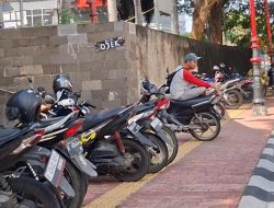 Area Trotoar di Mayor Oking Bekasi Timur Dikuasai Parkir Liar