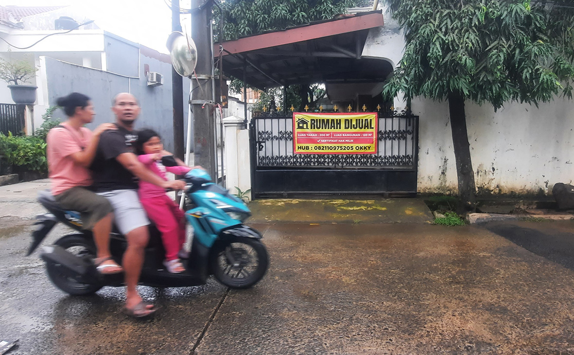 Banjir “Usir” Puluhan Penghuni Jatibening Permai