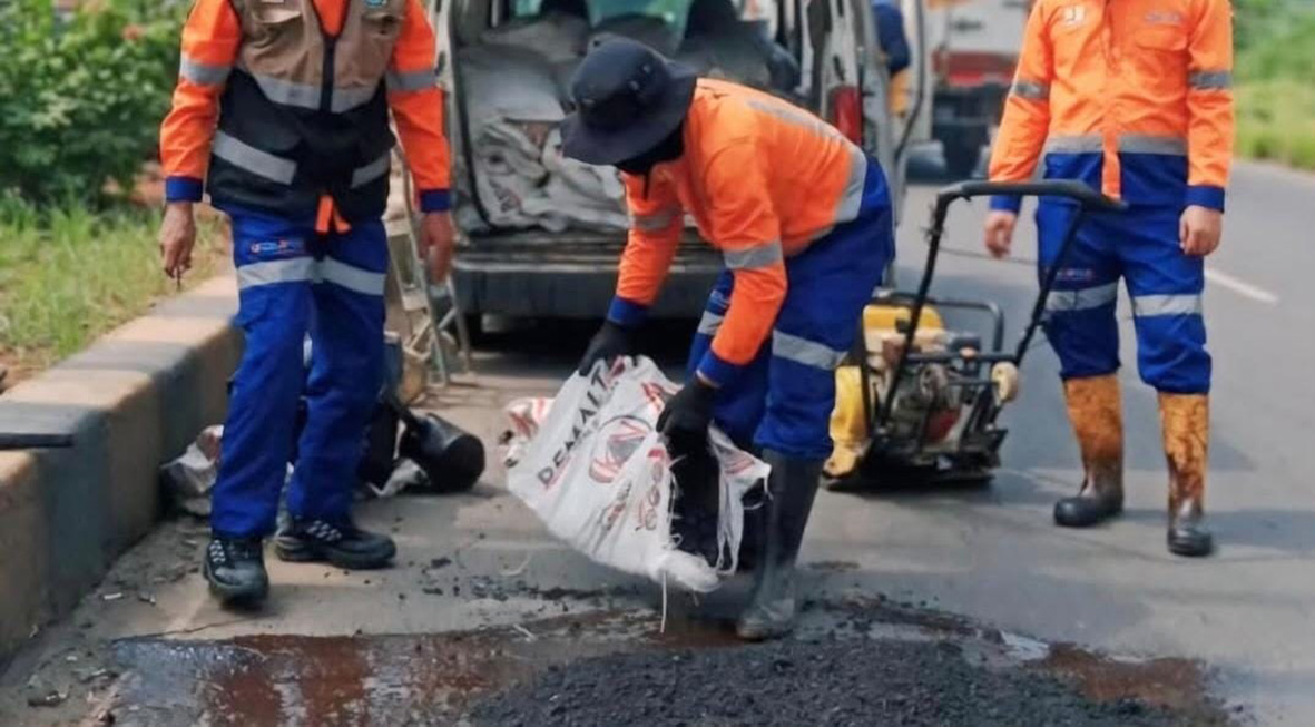 URC “Gercep” Perbaiki Jalan Inspeksi Kalimalang
