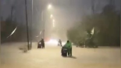 Cerita Warga Menerobos Banjir Luapan Kali CBL saat Pulang Kerja