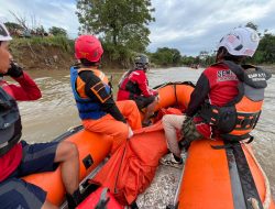 Tim SAR Temukan Jasad Galang Penarik Perahu Eretan Tenggelam di Kali Bekasi