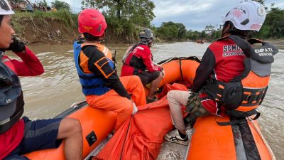Tim SAR Temukan Jasad Galang Penarik Perahu Eretan Tenggelam di Kali Bekasi
