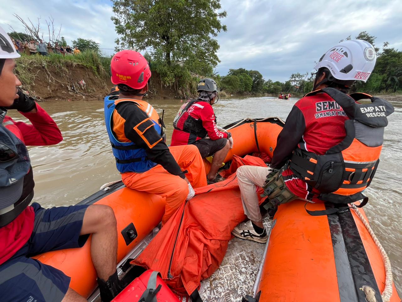 Tim SAR Temukan Jasad Galang Penarik Perahu Eretan Tenggelam di Kali Bekasi