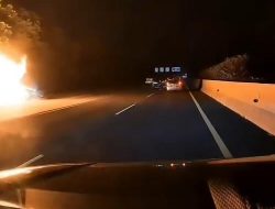 Jetour T2 Terbakar Usai Ditabrak BMW di Jagorawi